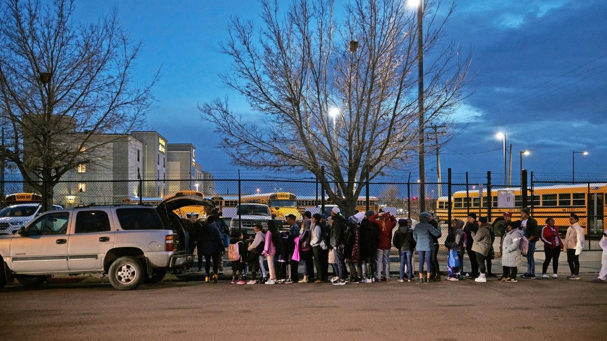 Versorgt durch freiwillige Helfer: Ende Januar stehen Migranten in Denver bei der Essenausgabe vor einer Unterkunft an.