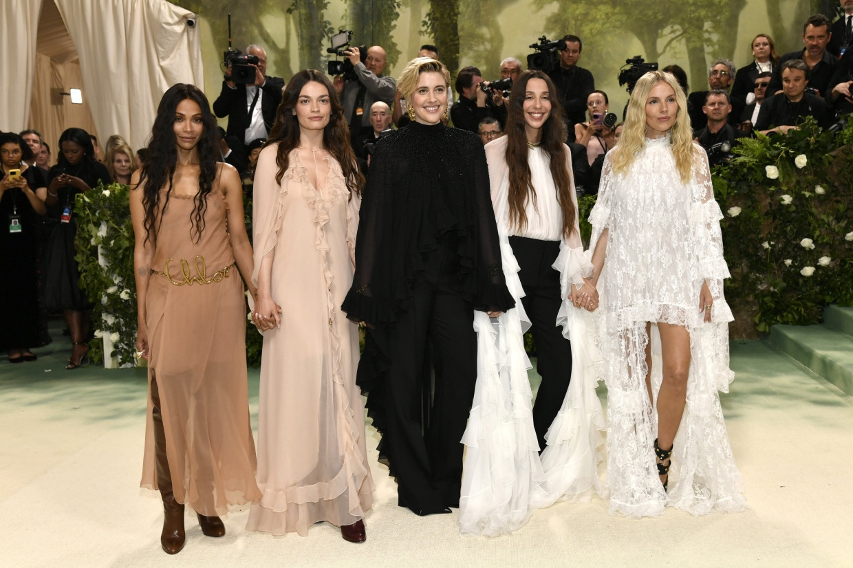 Chemena Kamali (zweite von rechts) auf der Met-Gala im Mai in New York, umringt von Stars wie Regisseurin Greta Gerwig (Mitte) und den Schauspielerinnen Zoe Saldana (links) und Sienna Miller (rechts)