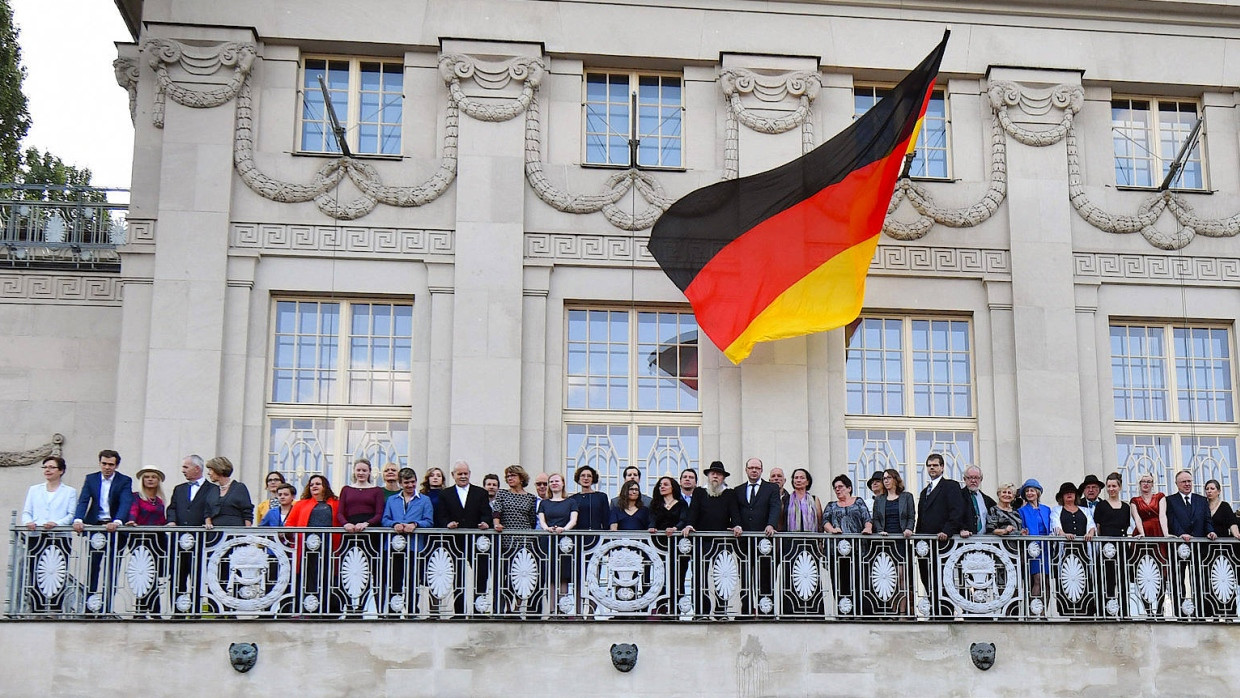 Irgendwo hier sollten Mike Mohring von der CDU, Bodo Ramelow von der Linken und die Grünen-Politikerin Katrin Göring-Eckhardt auftauchen, denn sie alle machten beim „Reichstags Reenactment“ mit.