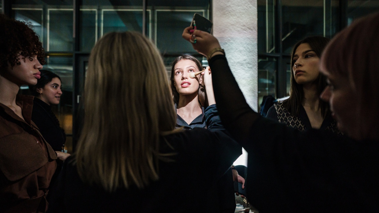 Ein Model wird während der Berliner Fashion Week geschminkt.