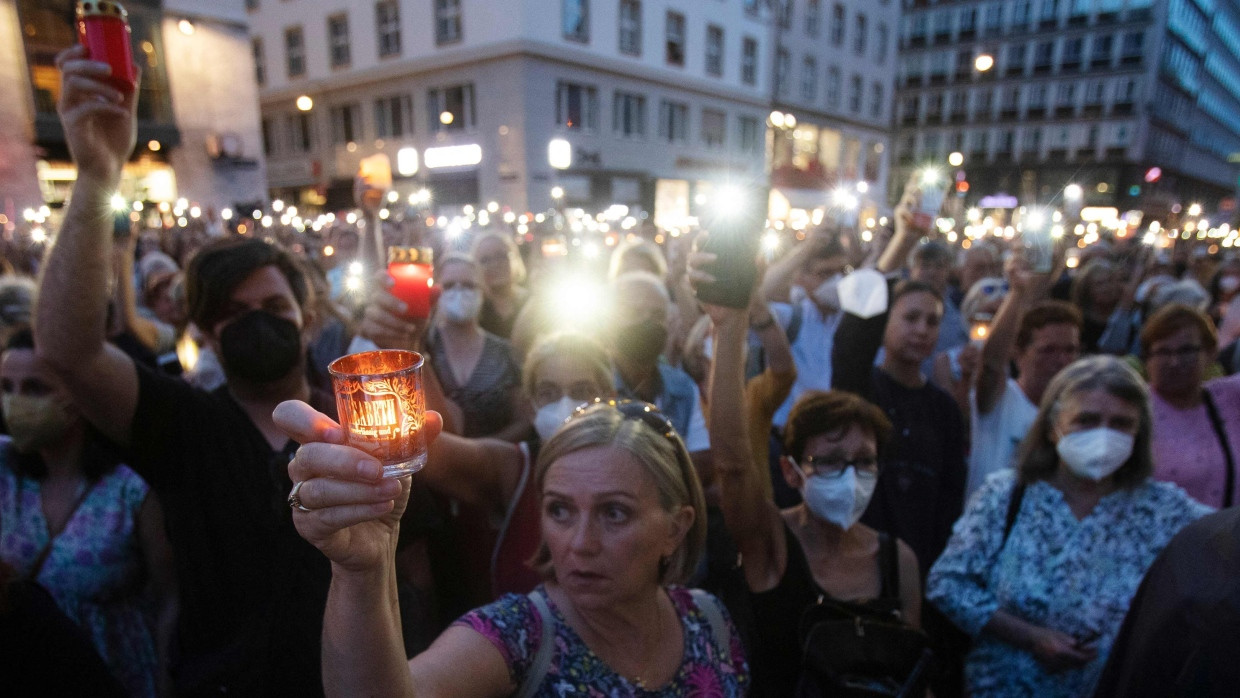 Auf dem Wiener Stephansplatz erinnern Menschen mit Kerzen an die österreichische Ärztin  Lisa-Maria Kellermayr.