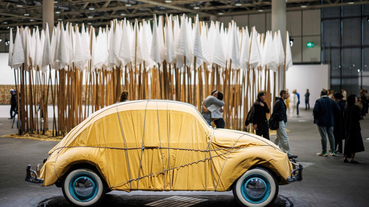 Friedensprojekt trifft Wirtschaftswundernostalgie: Flaggen-Installation von Mario Ceroli (Cardi Gallery) und ein von Christo verpackter VW-Käfer (Gagosian) auf der Art Basel in Basel.