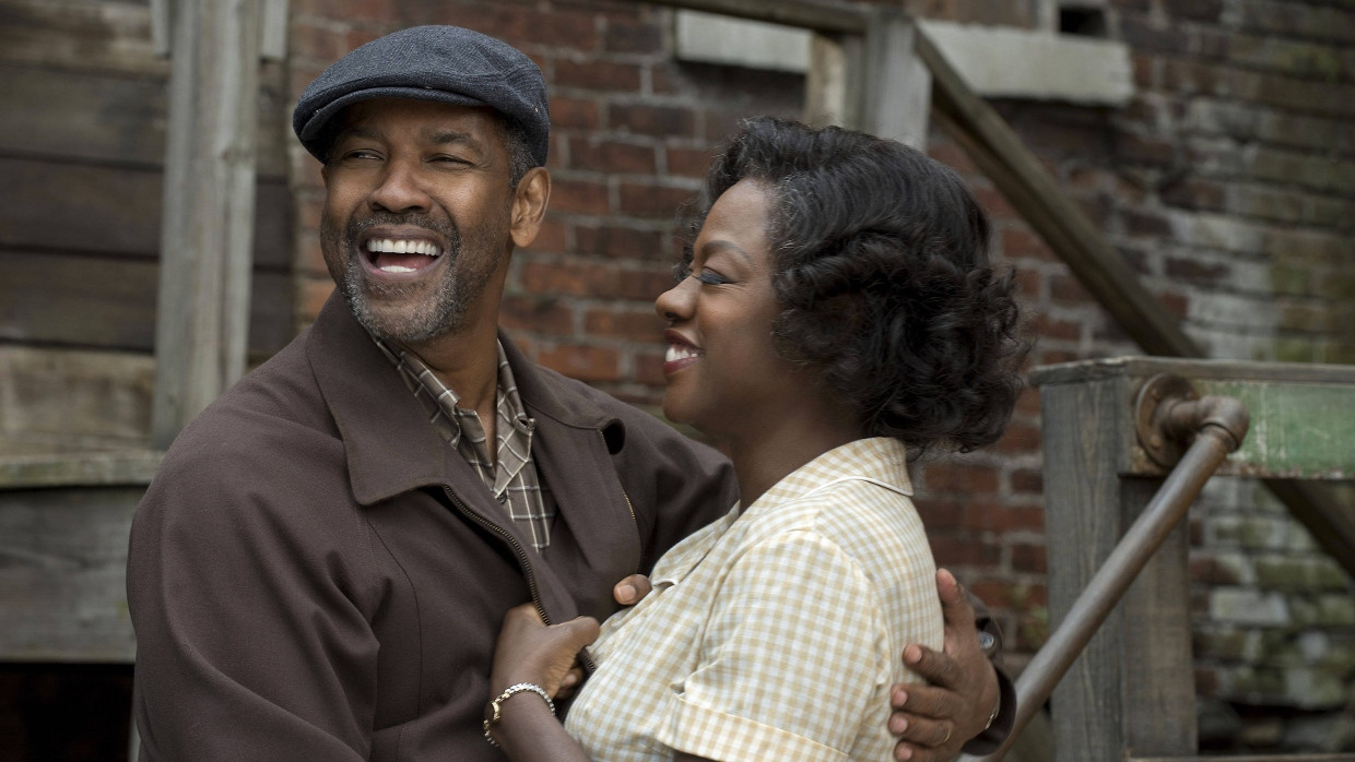 Die Gegend, wo man wohnt, mag trist sein, aber wie man damit umgeht, kann man selbst bestimmen: Denzel Washington und Viola Davis in „Fences“.