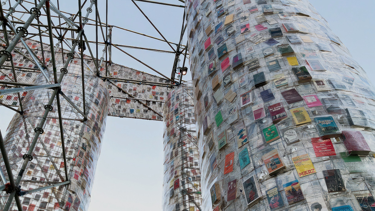 Eingeschweißt und also nicht lesbar: der „Parthenon der Bücher“, den die argentinische Künstlerin Martha Minujín 2017 bei der Documenta 14 errichtete