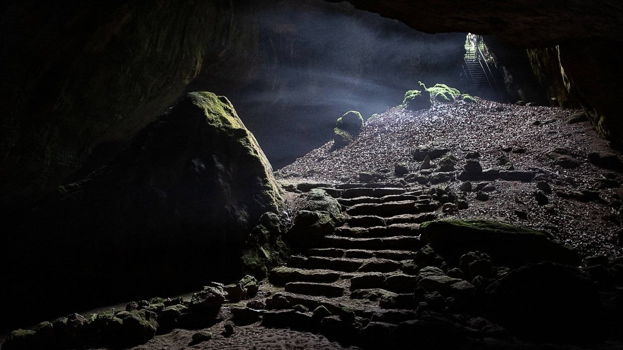 Man nennt sie auch die „Blaue Grotte": Die Einhornhöhle in der Nähe des niedersächsischen Scharzfeld gilt als Schlüsselfundplatz für die Erforschung des Neandertalers im Norden.