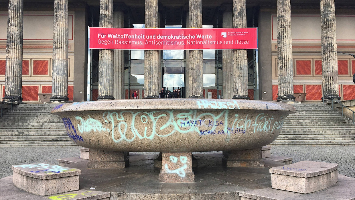 Befleckungen: Auch die große Granitschale im Berliner Lustgarten vor dem Alten Museum wurde beschmiert, nachdem schon am 3. Oktober auf der Museumsinsel über sechzig Skulpturen mit Öl besprüht worden waren.