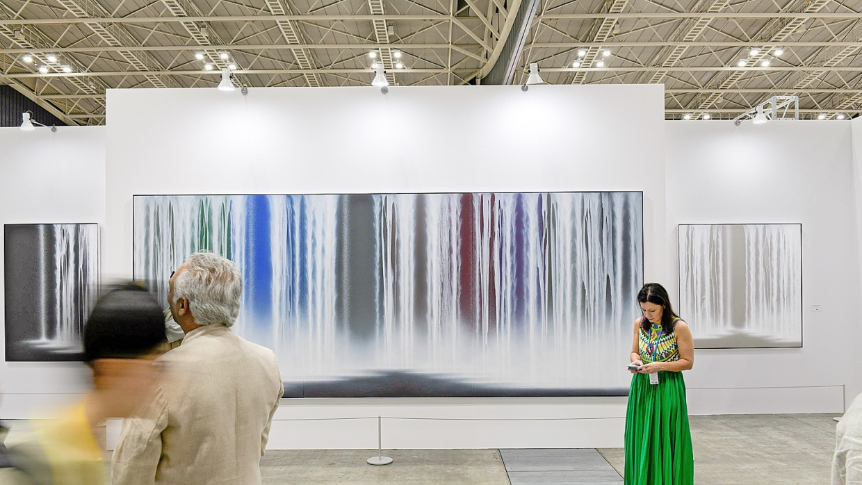 Internationales Publikum ist gefragt auf der Messe Tokyo Gendai, hier am Stand der Galerie Sundaram Tagore (New York, Singapur, London), die Arbeiten von Hiroshi Senju zeigt.