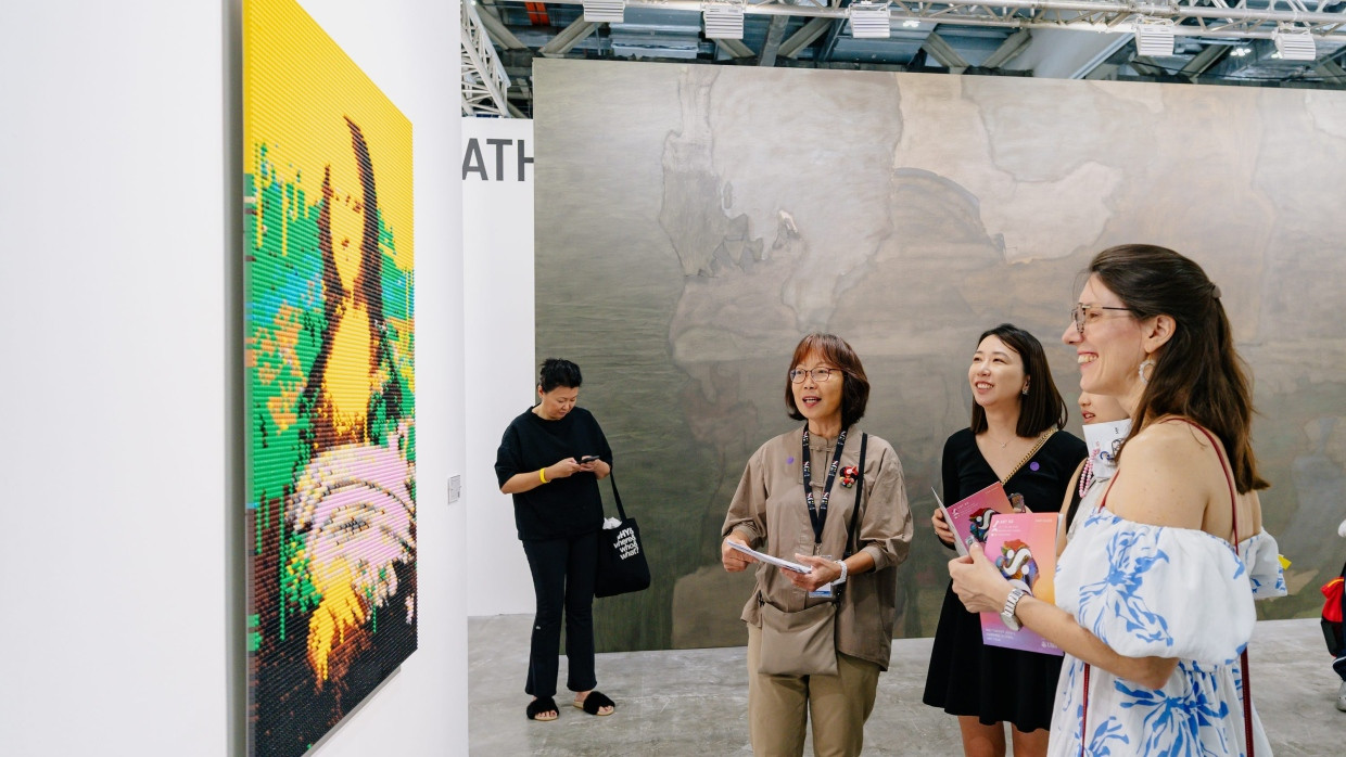 Ein Chinese in Singapur: Ai Weiweis aus Lego-Steinen zusammengesetztes Bild „Mona Lisa Smeared in Cream in Yellow“ am Stand der Galerie neugerriemschneider (Berlin)