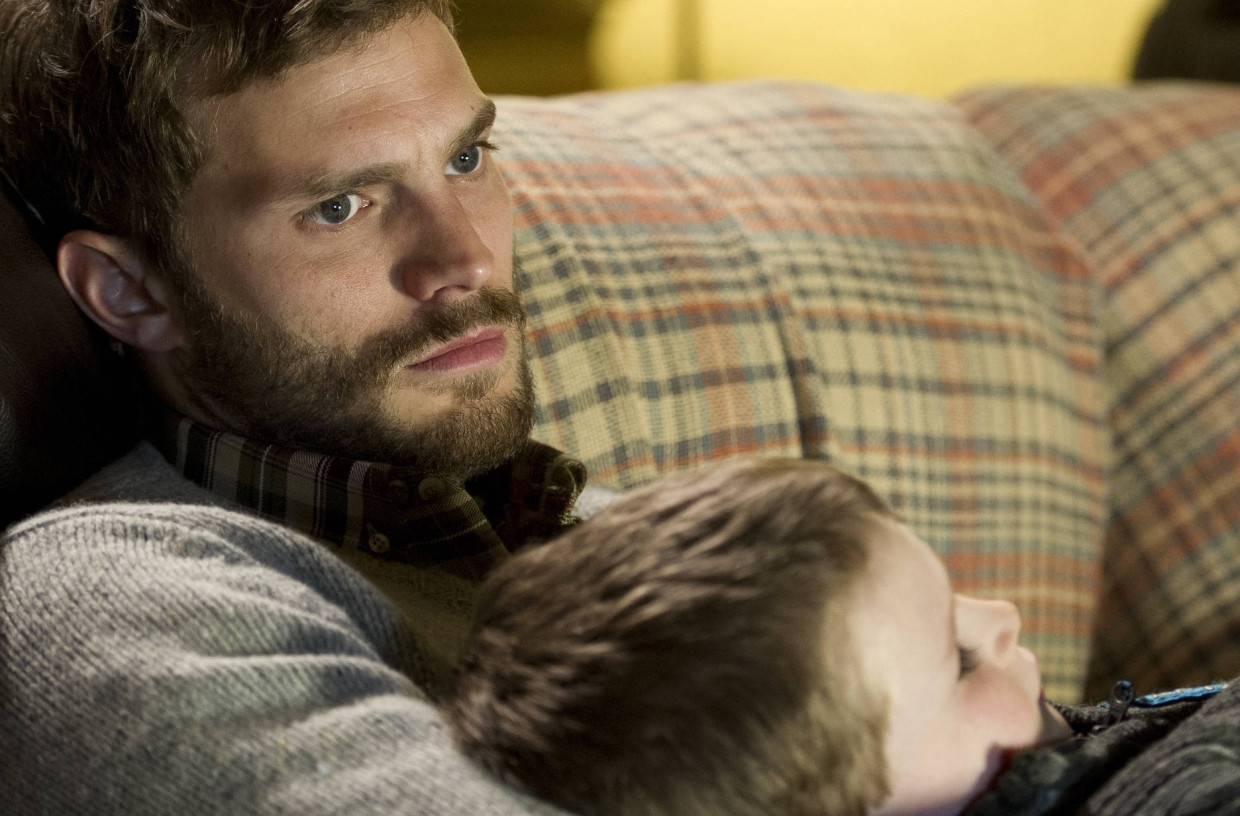 Daheim ist Paul Spector (Jamie Dornan) ein fürsorglicher Vater und liebevoller Ehemann. Doch das ist nur die eine Seite seines Wesens.