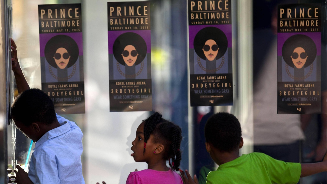 Kinder beobachten, was vor dem „Rally 4 Peace“-Konzert von Prince in Baltimore passiert.