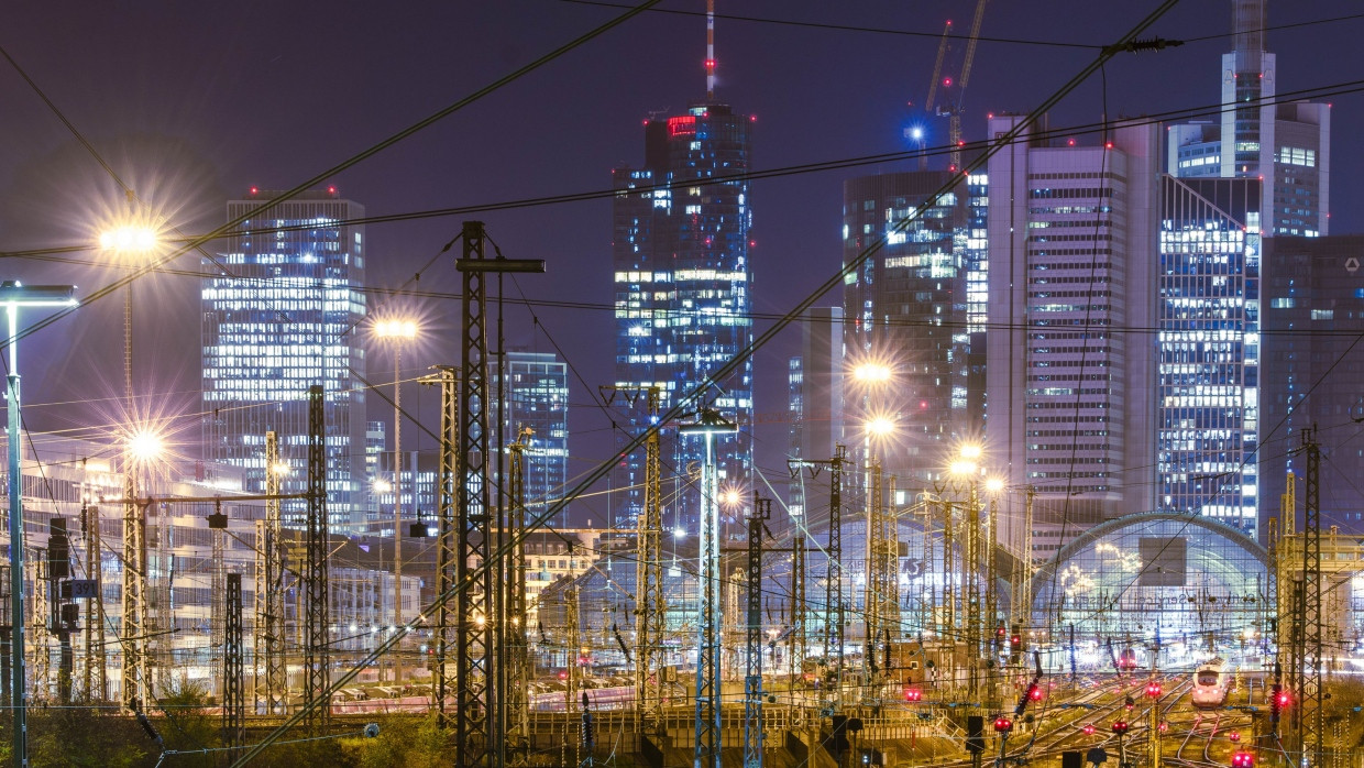 Großstreik für höhere Löhne: Am Montag war auch auf den Gleisen vor Frankfurts Bankentürmen wenig los.