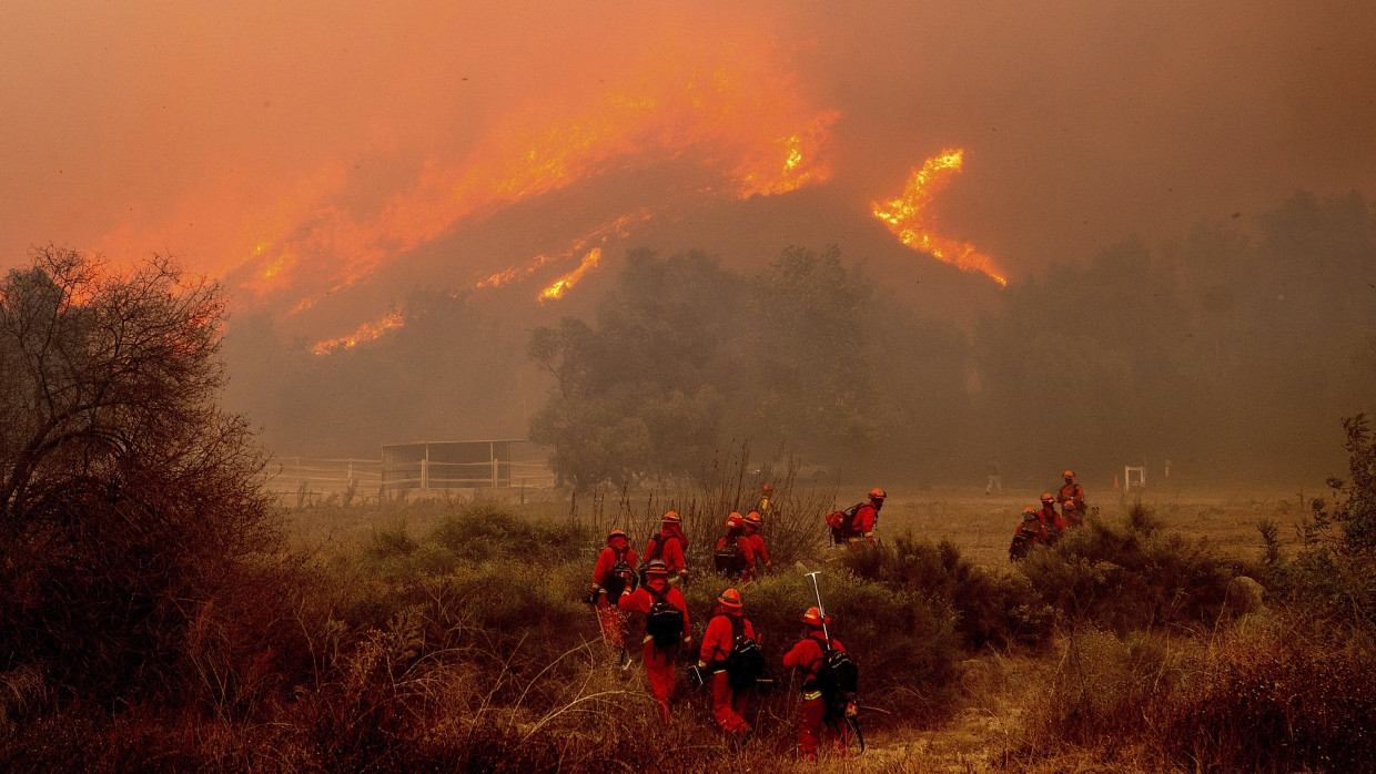 Feuerwehrleute kämpfen gegen das „Mountain Fire“.