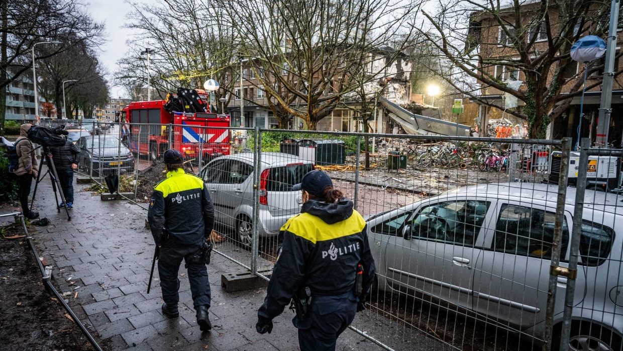 Polizeikräfte gehen am Tarwekamp, wo sich die Explosion ereignete.