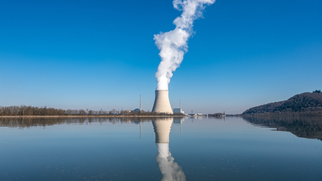 Das Atomkraftwerk Isar 2. Das Kernkraftwerk im Landkreis Landshut ist das letzte in Bayern, das noch nicht endgültig vom Netz gegangen ist.