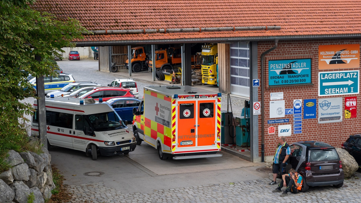 Nach dem Unglück in Weyarn am Dienstag steht ein Krankenwagen in der Einfahrt eines Unternehmens.