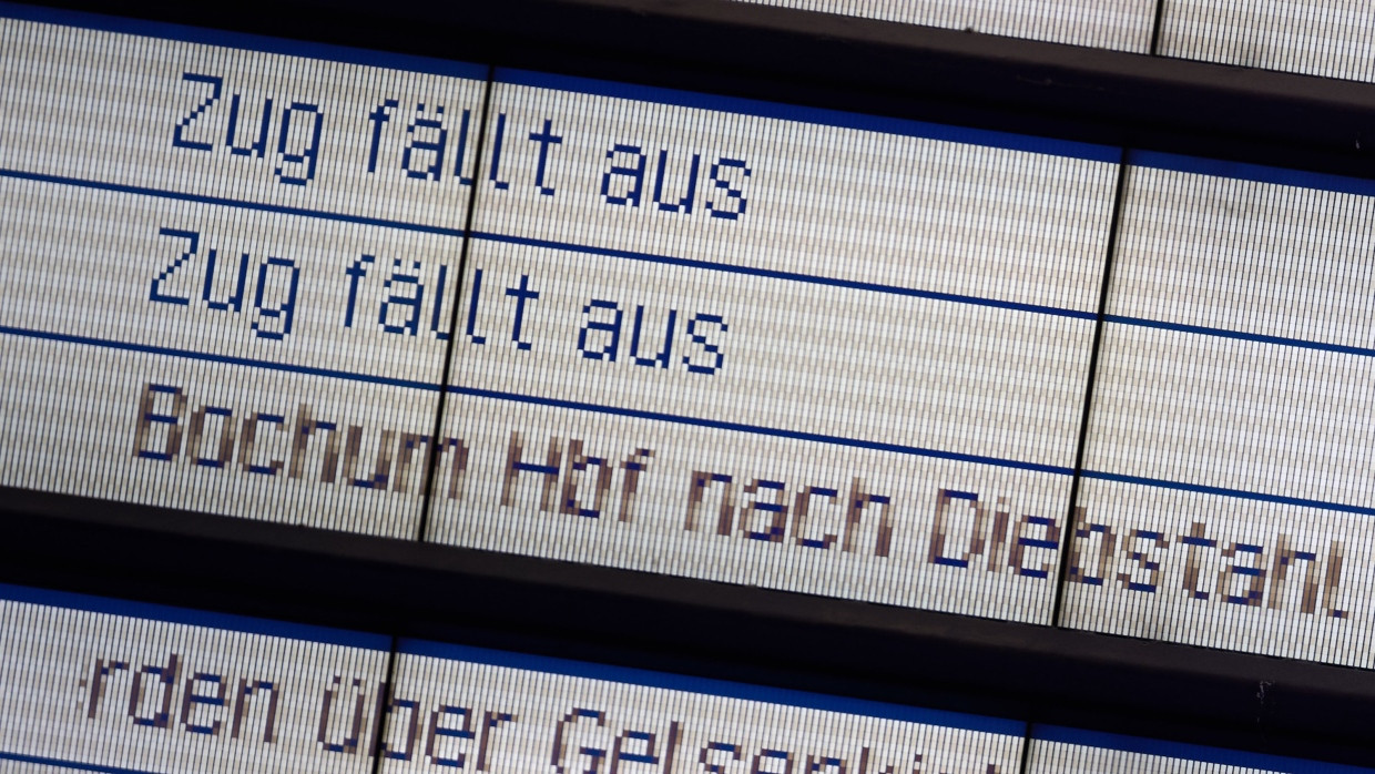 26. April 2024: Auf der Anzeigetafel im Hauptbahnhof Bochum werden Zugausfälle und Zugumleitungen angezeigt.