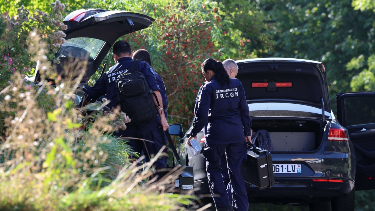 Französische Gendarmen des Nationalen Instituts für kriminalistische Forschung der Gendarmerie (IRCGN) treffen in der Nähe eines Hauses ein.