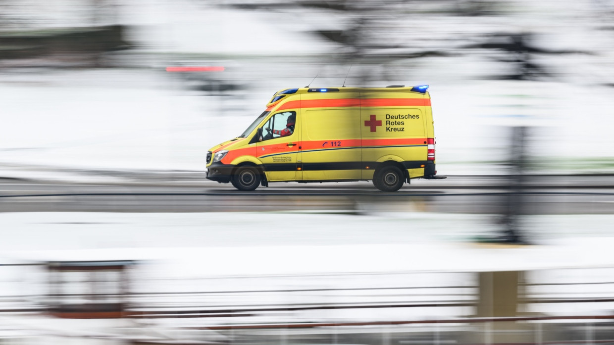 Ein Rettungswagen fährt durch Dresden (Symbolbild)