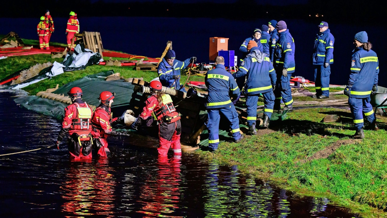 Ehrenamtlich im Einsatz: Das Technische Hilfswerk sichert einen Deich.