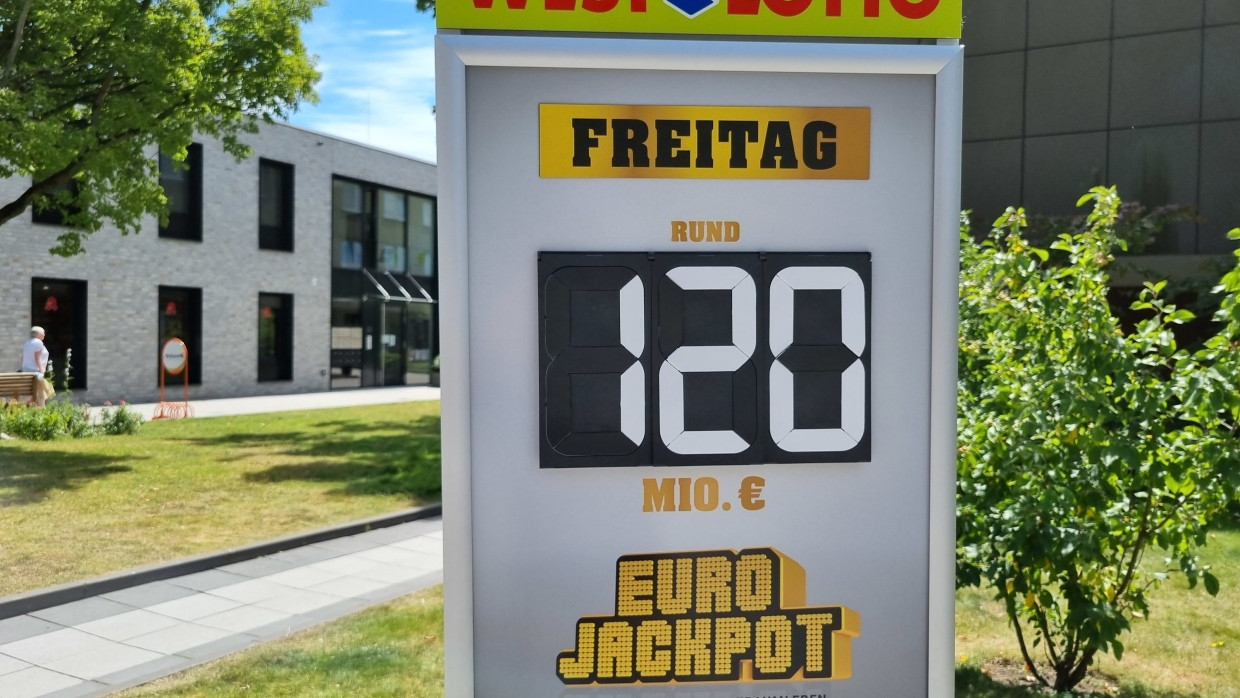 Ein Schild verweist auf den  Eurojackpot.