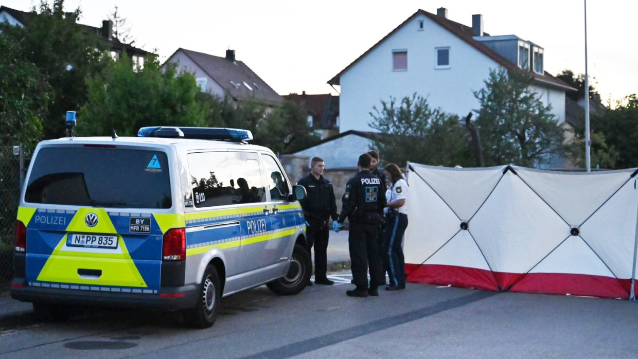 Ansbach: Polizisten stehen vor einem aufgebauten Sichtschutz, nachdem ein Mann mehrere Passanten angegriffen hat.