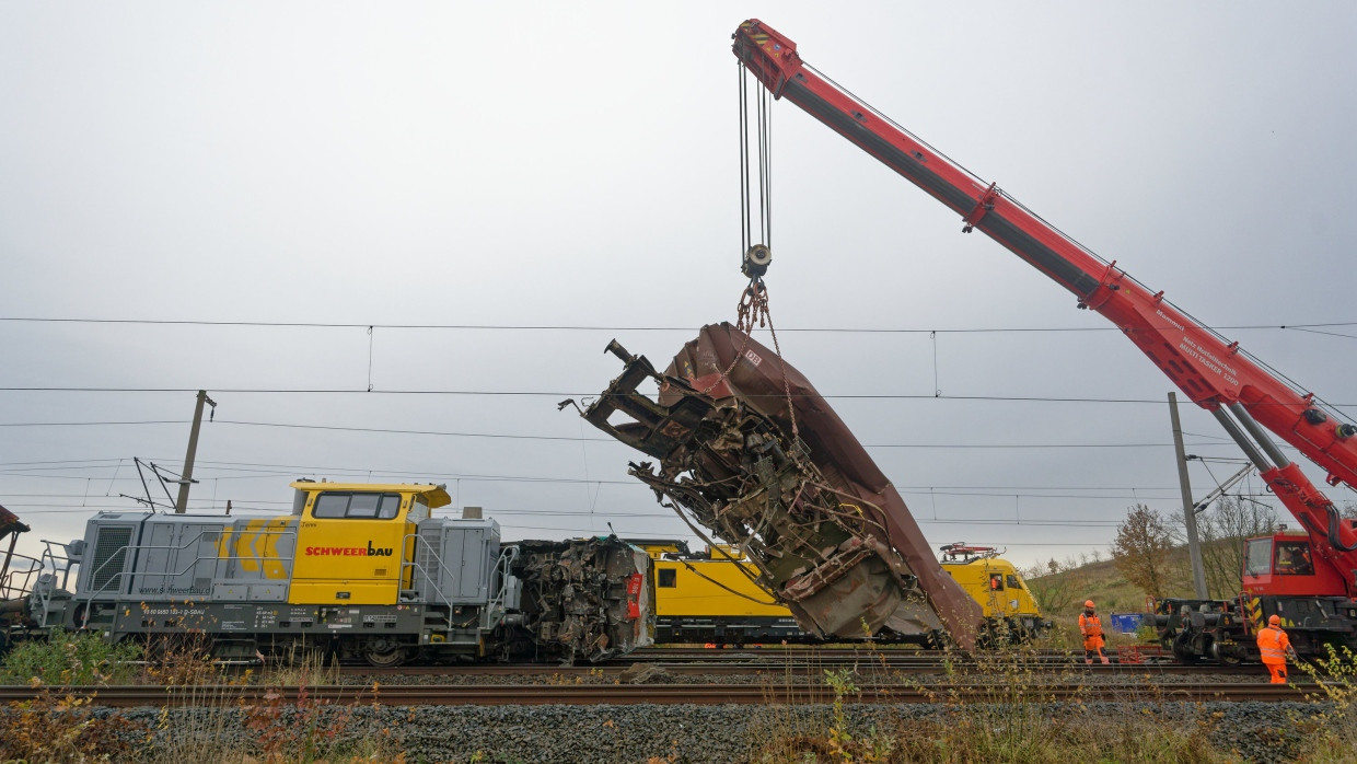 Ein zerstörter Waggon wird am Samstag von den Gleisen bei Kerpen zwischen Aachen und Köln gehoben.