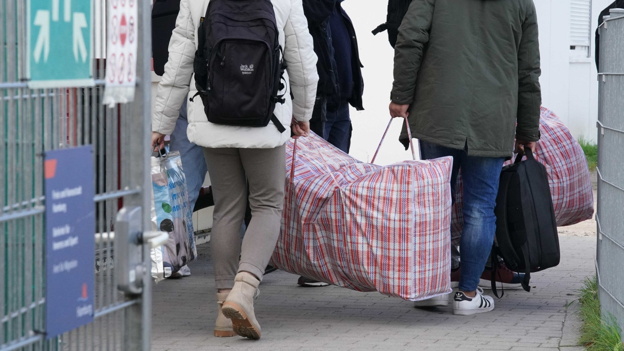 Flüchtlinge aus Syrien kommen im Herbst 2023 mit ihrem Gepäck in einer Erstaufnahmeeinrichtung im Hamburger Stadtteil Niendorf an.