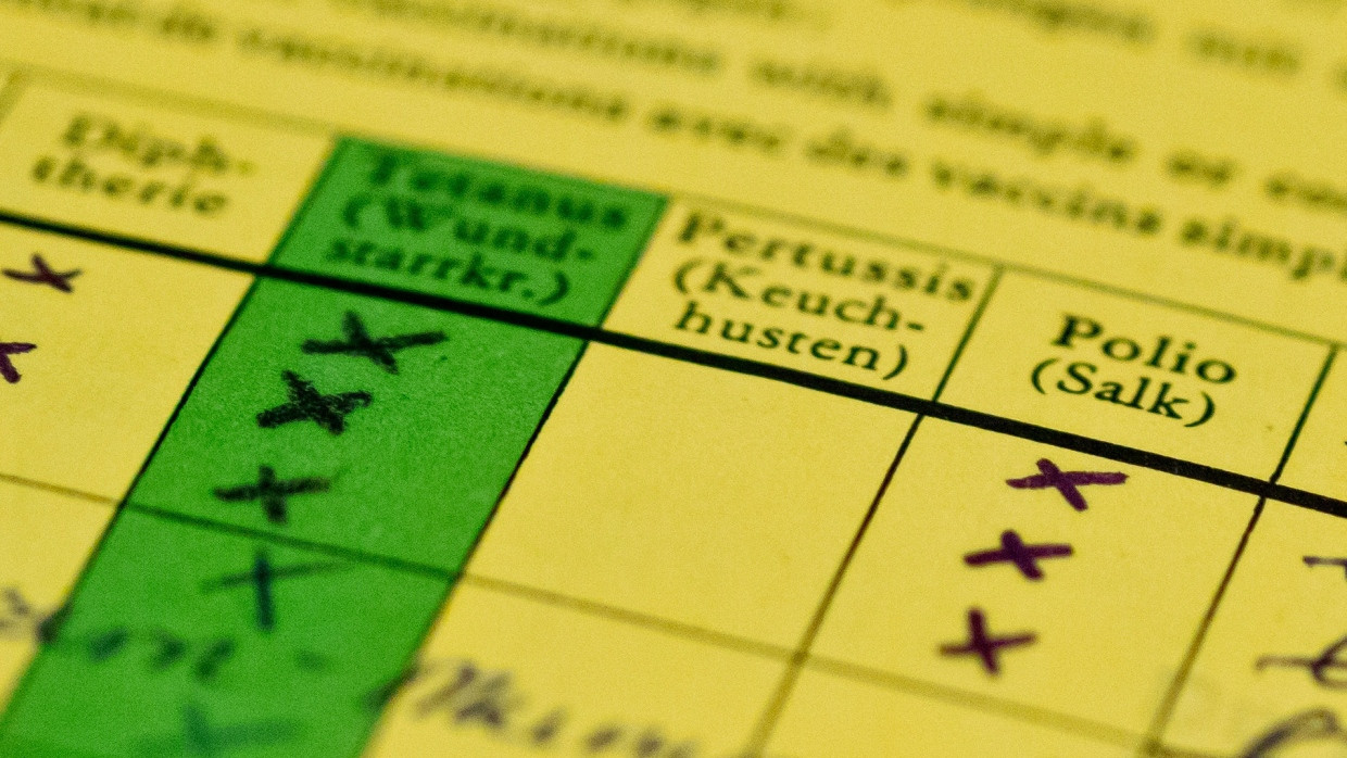 Impfpass mit Markierungen für Diphterie, Tetanus (Wundstarrkrampf), Pertussis (Keuchhusten), Polio und Masern