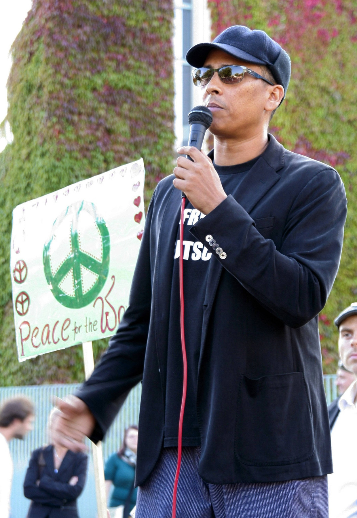 Der Musiker Xavier Naidoo spricht im Oktober 2014 bei einer Reichsbürger-Demo. Auf seinem T-Shirt steht „Freiheit für Deutschland“.