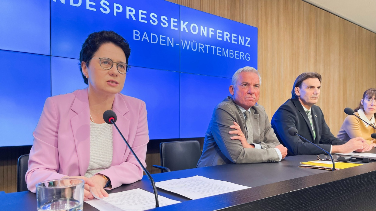 Stuttgart: Marion Gentges, Ministerin der Justiz und für Migration in Baden-Württemberg, Thomas Strobl, Innenminister von Baden-Württemberg, und LKA-Präsident Andreas Stenger stellen die Ermittlungsergebnisse vor.