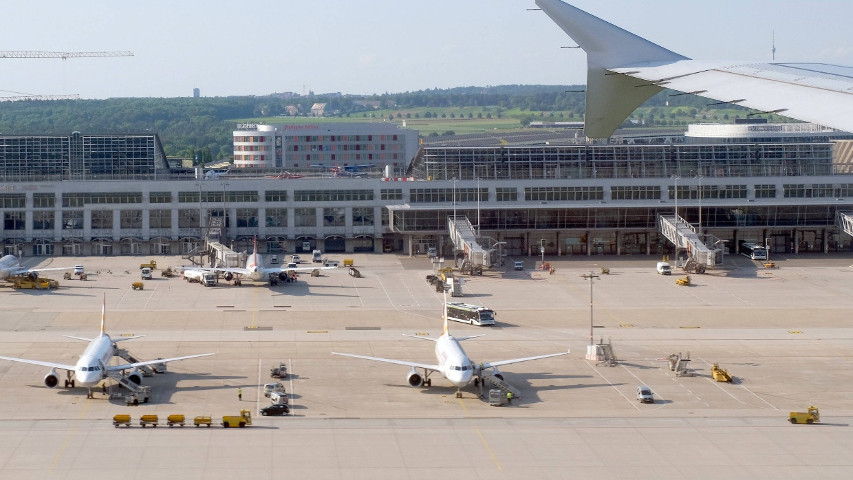 Auf dem Flughafen Stuttgart musste die koreanische Maschine zwischenlanden, nachdem der Funkkontakt abgebrochen war. (Archivbild)