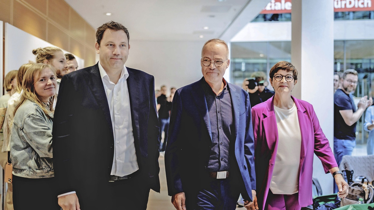 Die SPD-Vorsitzenden Lars Klingbeil und Saskia Esken mit dem neuen Generalsekretär Matthias Miersch am Dienstag in Berlin