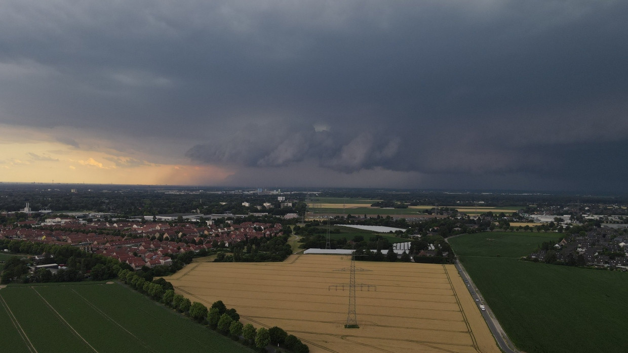 Eine Gewitterzelle hängt über Krefeld in Nordrhein-Westfalen.