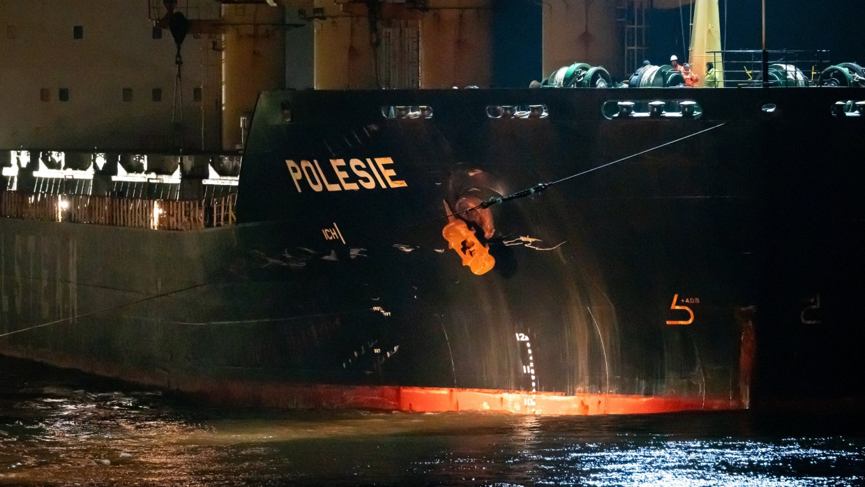 Schäden am Rumpf des Frachtschiffs „Polesie“ nach der Kollision von zwei Frachtern auf der Nordsee vor Helgoland