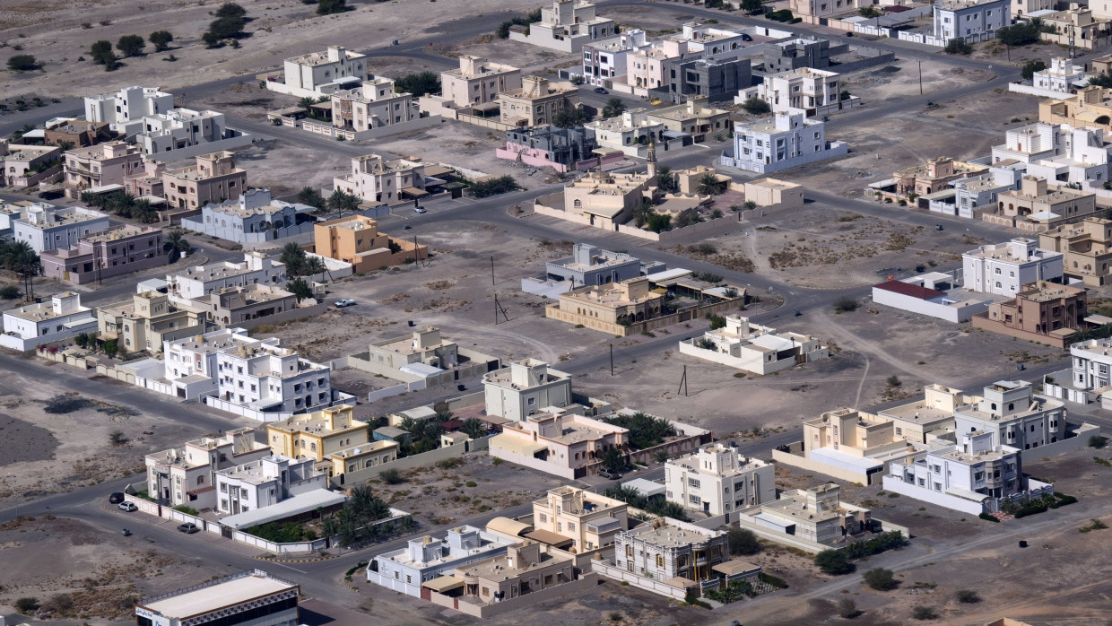 Einfamilienhäuser prägen die kleineren Orte zwischen Maskat und Nizwa im Sultanat Oman.