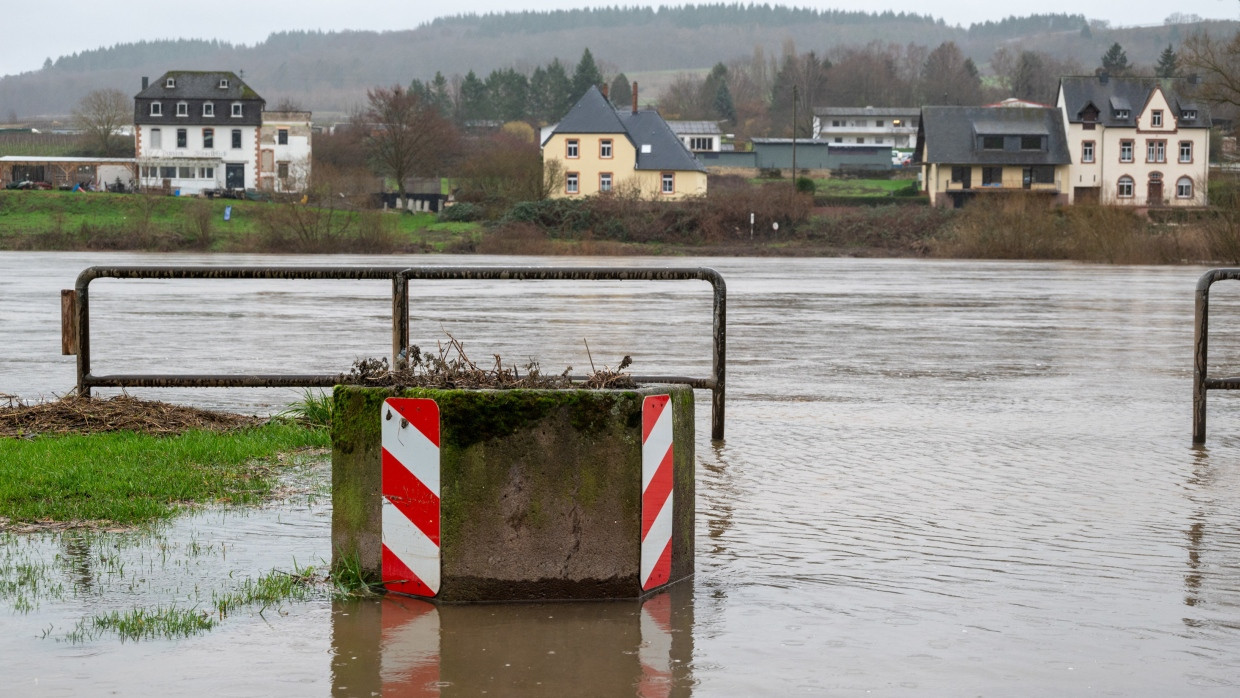 Die Mosel hat in Ürzig bereits den Uferweg erreicht.