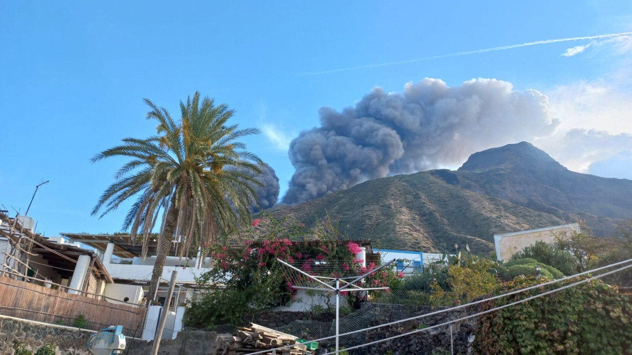 Dichter Rauch steigt über dem Himmel auf: Ausbruch des Stromboli vor Italiens Küste