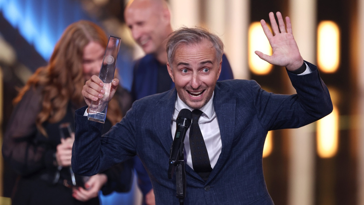 Moderator Jan Böhmermann bekommt bei der Verleihung des Deutschen Fernsehpreises 2024 im Coloneum den Preis für die „Beste Unterhaltung Show“.