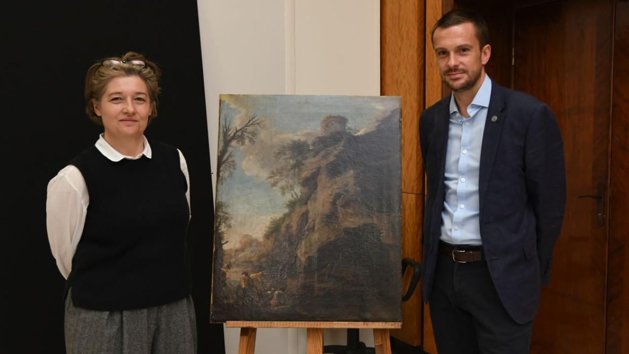 Detective Chief Inspector James Mather und Jacqueline Thalmann, Kuratorin der Christ Church Art Gallery, mit dem um 1640 entstandenen, im Vorjahr wiedergefundenen Kunstwerk „A Rocky Coast, with Soldiers Studying a Plan“ des italienischen Künstler Salvator Rosa