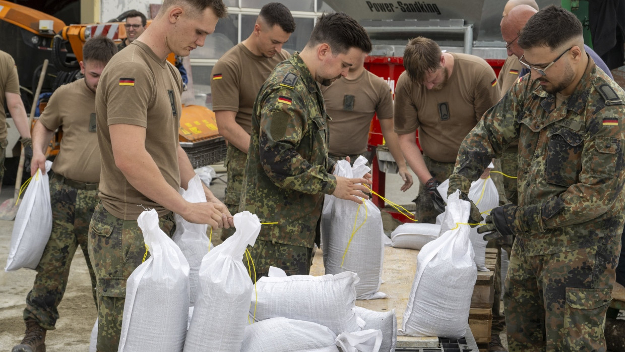 In einem Betonwerk im bayerischen Höchstädt füllen Soldaten der Bundeswehr Sandsäcke ab