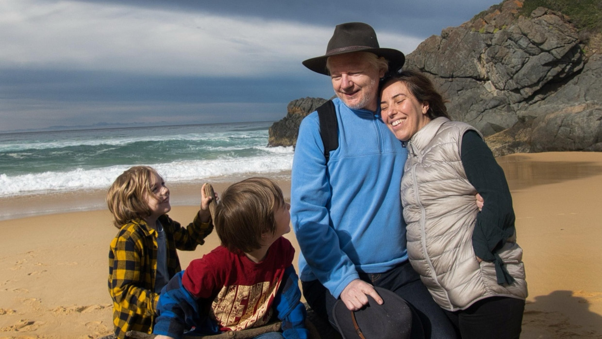 Julian Assange, seine Ehefrau Stella Assange und die beiden Kinder Gabriel und Max am Strand