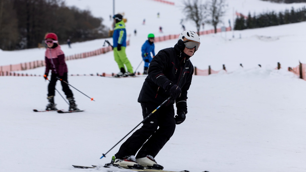 Weiße Pracht: Skifahrer schwingen den Hang am rund 838 Meter hohen Ettelsberg im Skigebiet Willingen hinab.