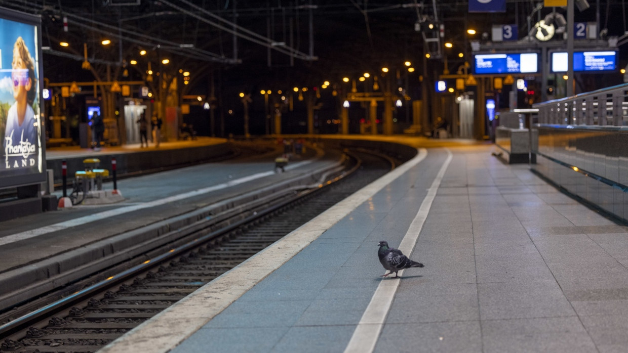 Der 50-Jährige zitterte vor Freude, als Polizeibeamte ihm das verlorene Erbe überreichten. (Symbolbild von einem Bahnsteig in Köln)