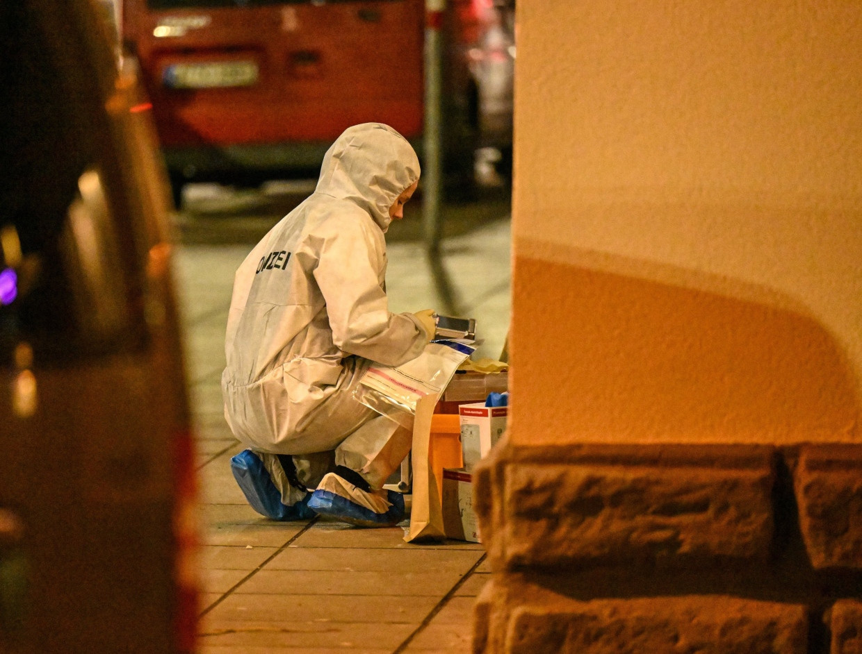 Die Stuttgarter Polizei sichert am Dienstagabend Spuren nahe dem Fundort des mutmaßlich angeschossenen Mannes in Möhringen.