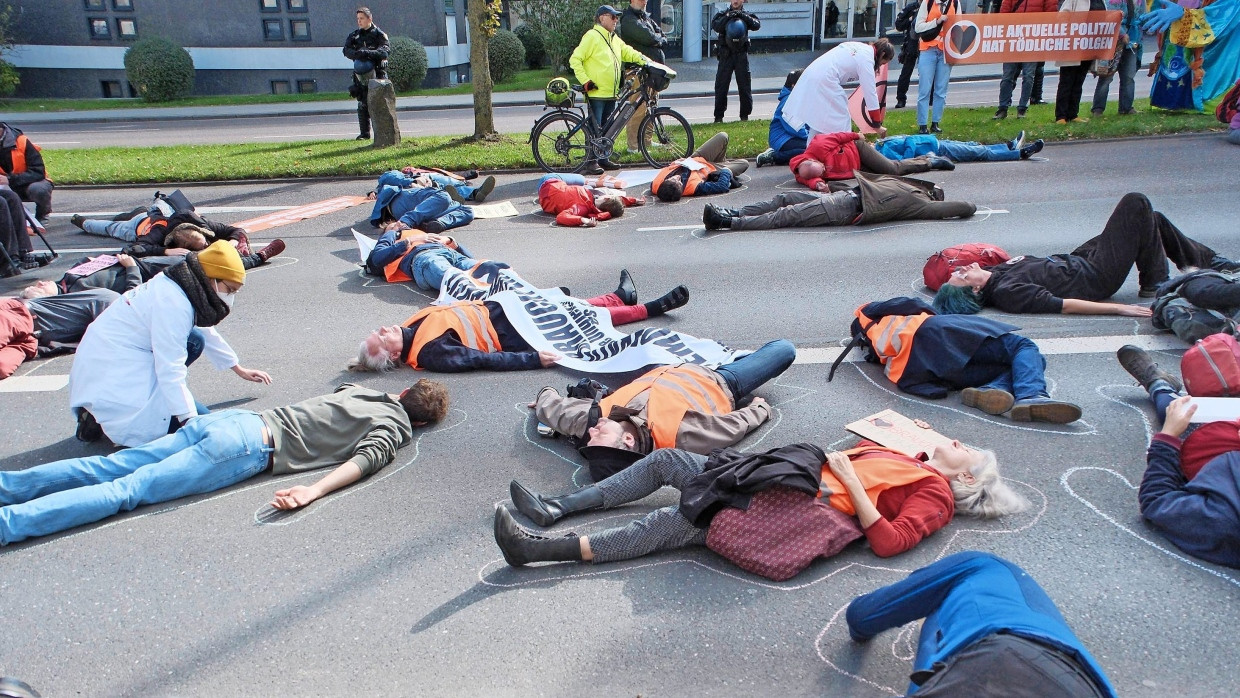 Klimaprotest: Mitglieder der Letzten Generation blockieren den Straßenverkehr in Kassel. Auch für sie soll künftig der Präventivgewahrsam ausgeweitet werden.