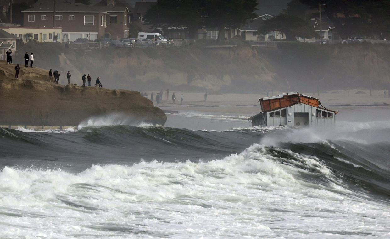 Schaulustige haben sich am Strand in Santa Cruz versammelt, um die zerstörerische Brandung zu beobachten.