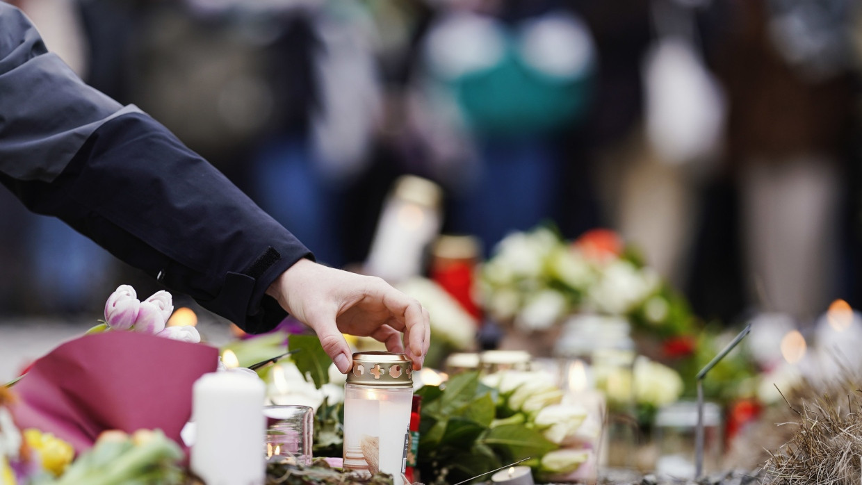 Kerzen und Blumen werden in der Nähe des Tatorts abgelegt.