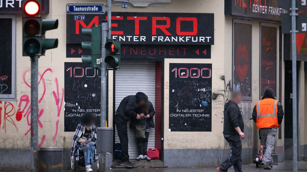 Geschäfte: Konsumenten hantieren im Bahnhofsviertel mit Drogen.