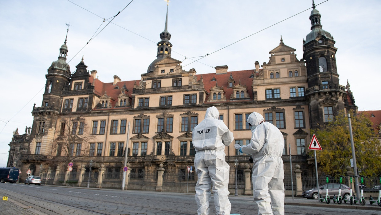 Nach dem spektakulären Raub: Zwei Mitarbeiter der Spurensicherung stehen im November 2019 vor dem Residenzschloss mit dem Grünen Gewölbe.