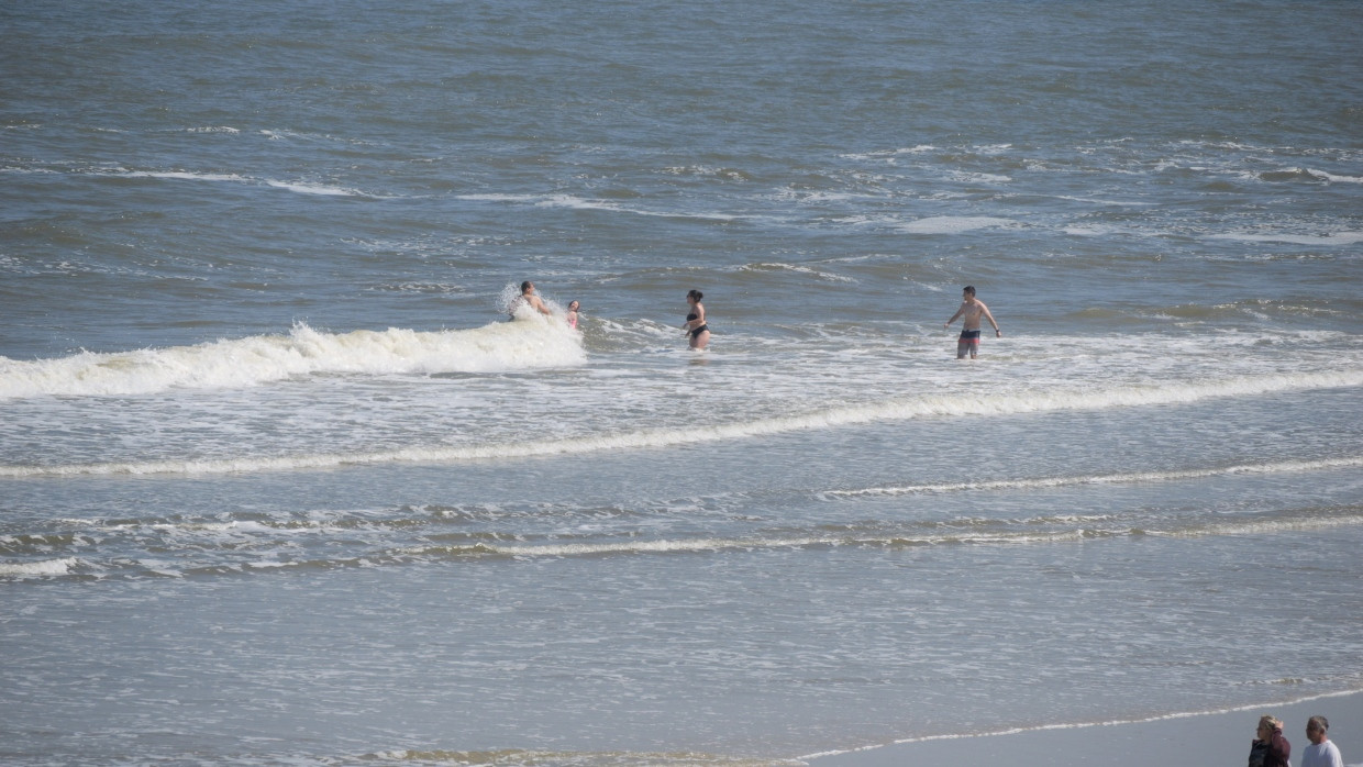 Menschen baden am Pfingstmontag auf der Insel Wangerooge in der Nordsee